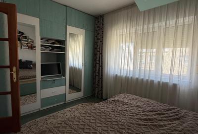 Apartament cu 3 camere semidecomandat în Exterior Vest