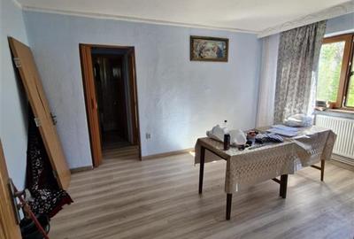 Apartament cu 3 camere semidecomandat în Obor