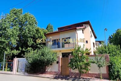 Casă individuală cu 6 camere cu Canalizare în Sălăjan