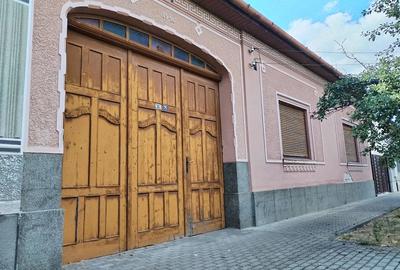 Casă cu 2 camere cu Teren 800 Mp în Central