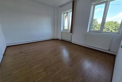 Apartament cu 2 camere semidecomandat în Centrul Civic