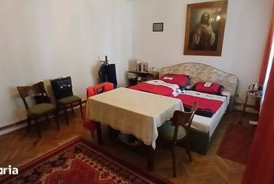 Casă cu 3 camere cu Teren 1442 Mp în Central
