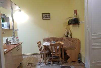 Apartament cu 2 camere semidecomandat, mobilat în Central