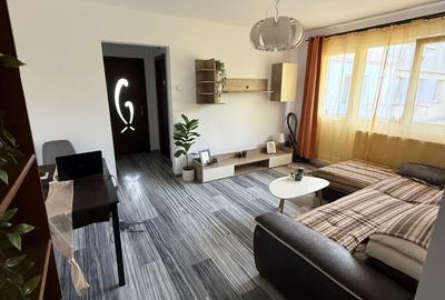 Apartament cu 3 camere semidecomandat în Podu Roș