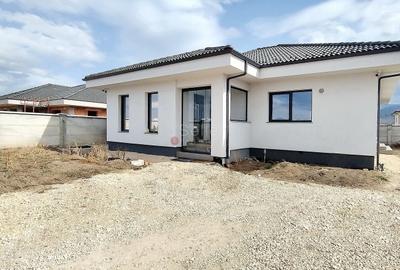Casă individuală cu 4 camere cu Canalizare în Cristian - 2