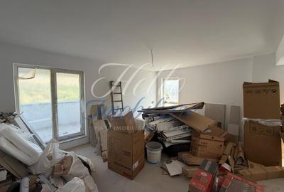 Apartament cu 4 camere semidecomandat în Florești