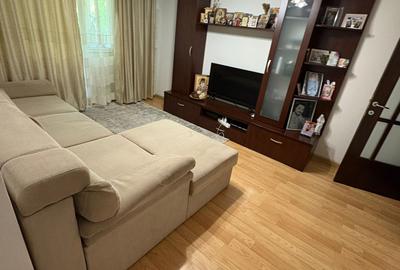 Apartament cu 3 camere semidecomandat în Pantelimon