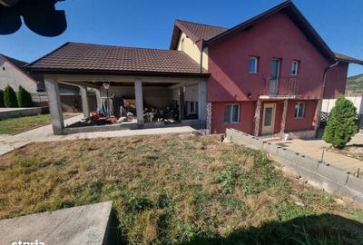 Casă cu 4 camere decomandat în Central