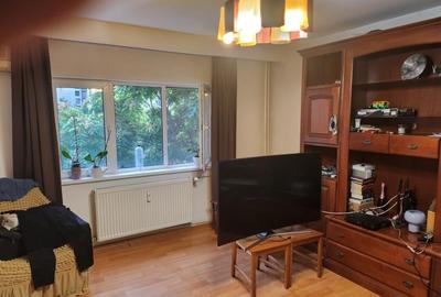 Apartament cu 3 camere decomandat în Drumul Sării