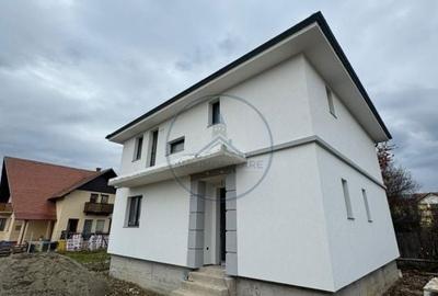 Casă cu 4 camere cu Teren 400 Mp în Central