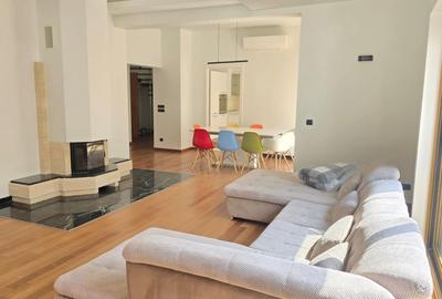 Apartament cu 5 camere decomandat în Primăverii