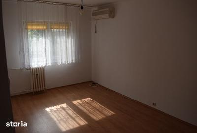 Apartament cu 4 camere în Decebal
