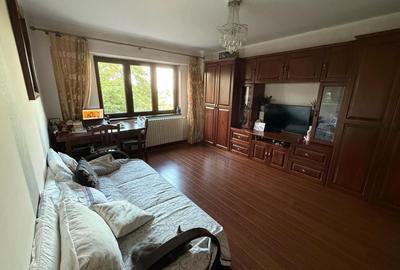 Apartament cu 3 camere decomandat, mobilat în Berceni