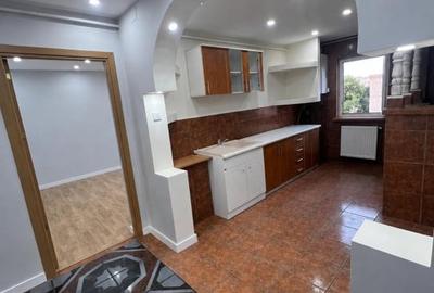 Apartament cu 4 camere decomandat în Craiovița Nouă