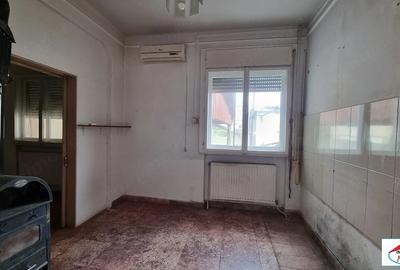 Casă cu 3 camere în Titulescu