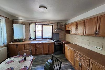 Casă cu 5 camere cu Teren 320 Mp în Apărătorii Patriei
