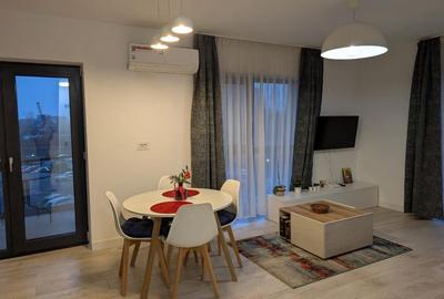 Apartament cu 2 camere semidecomandat, mobilat în Pajura