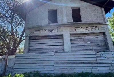 Casă cu 4 camere cu Teren 250 Mp în Central