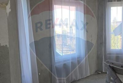 Casă cu 8 camere cu Teren 1300 Mp în Gălănești - 1