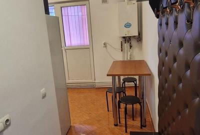Garsonieră decomandată în Gorjului