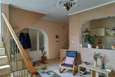 Casă individuală cu 6 camere cu Canalizare în Titulescu - 11