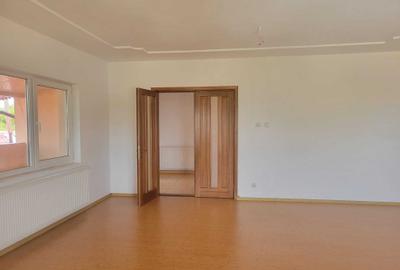 Casă cu 4 camere cu Teren 2900 Mp în Central - 1