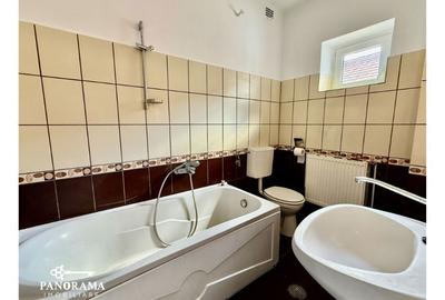 Casă cu 4 camere decomandat cu Canalizare în Central