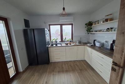 Casă cu 3 camere cu Teren 6000 Mp în Central - 8
