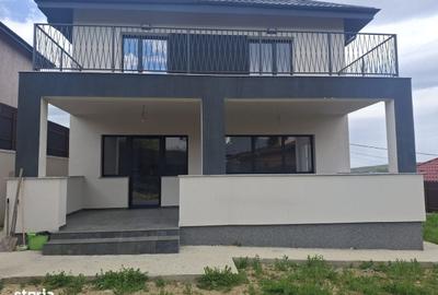 Casă cu 4 camere în Bucium