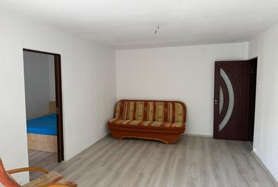Apartament cu 3 camere semidecomandat, mobilat în Craiovița Nouă