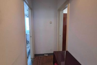 Apartament cu 3 camere semidecomandat în Colentina