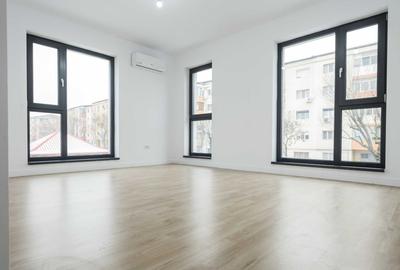 Apartament cu 3 camere decomandat în Exterior Vest