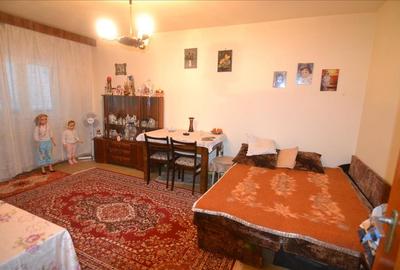 Apartament cu 4 camere decomandat în Răcădău