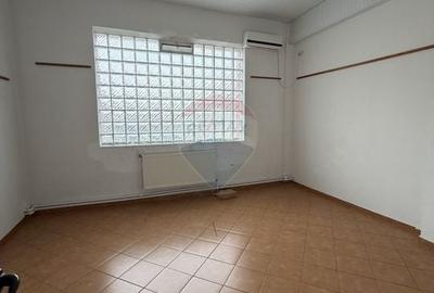 Spațiu comercial, de 1,200 mp, în Central - 13