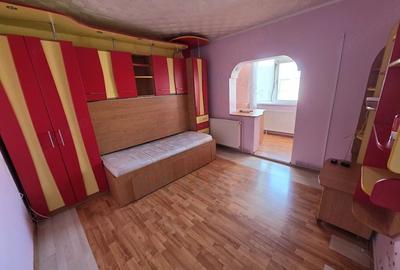 Apartament cu 3 camere decomandat în Siderurgiștilor