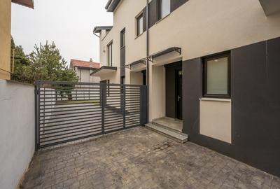 Casă cu 4 camere cu Garaj în Păcii