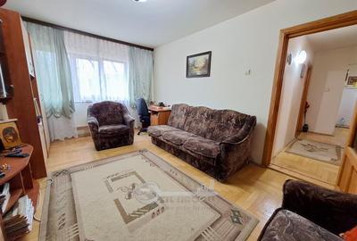 Apartament cu 3 camere decomandat în Nicolina