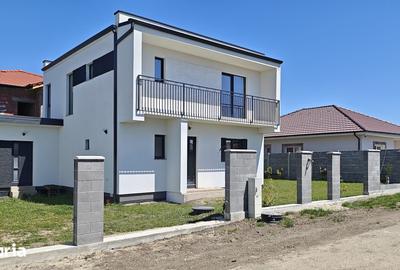 Casă cu 5 camere cu Teren 300 Mp în Dumbrăvița