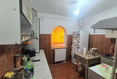 Apartament cu 3 camere decomandat în Motru
