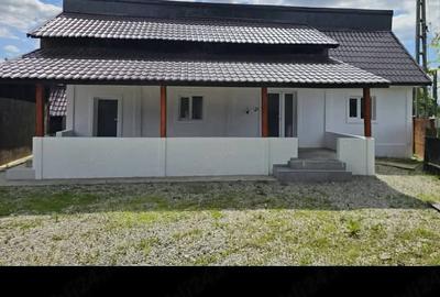Casă cu Teren 1400 Mp în Rogojel