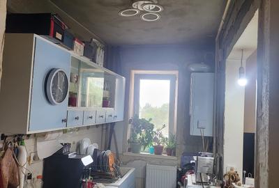 Apartament cu 3 camere semidecomandat în Săsar
