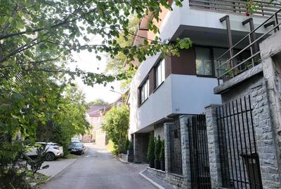 Casă cu 6 camere cu Teren 451 Mp în Schei - 3