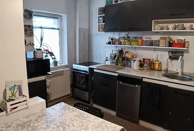 Apartament cu 4 camere decomandat în Confecții