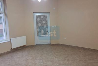 Casă cu 9 camere cu Canalizare în Central - 2