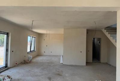 Casă cu 4 camere cu Teren 500 Mp în Central