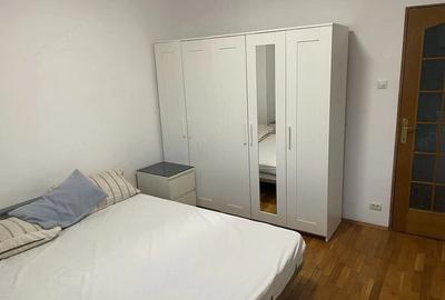 Apartament cu 3 camere semidecomandat în Văcăresti