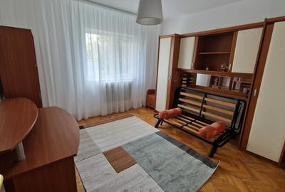 Apartament cu 3 camere decomandat în Casa de Cultură