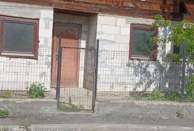 Casă cu 6 camere cu Teren 200 Mp în Central - 1