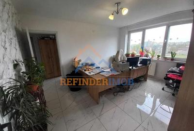 Apartament cu 3 camere semidecomandat, mobilat în Ștefan cel Mare
