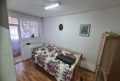 Apartament cu 3 camere decomandat în Sud